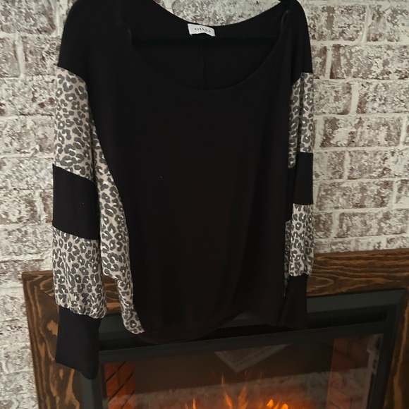 Black and leopard top - Picture 2 of 2